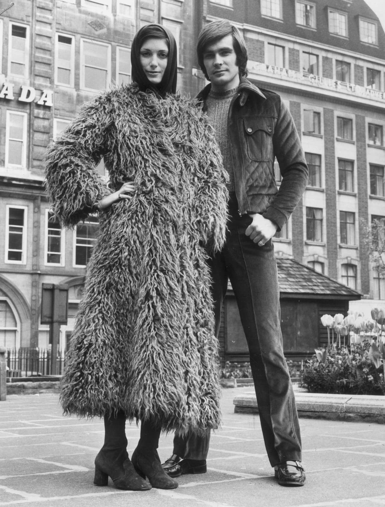 <b>Lynn Eleanor Kohlman</b>. Fue una modelo muy famosa en los años 70 y también trabajó como directora creativa de varias casas de moda y como fotógrafa. En 2002, le diagnosticaron
<a href="http://uni.vi/ChK730crptN"> cáncer de seno</a> y luego glioblastoma.
<b> Lejos de esconderse, posó en retratos donde dejó ver las secuelas de la <a href="http://www.univision.com/puerto-rico/wlii/noticias/cancer/la-reconstruccion-de-seno-como-alternativa-a-una-mastectomia-video">mastectomía</a>, así como las grapas en su cuero cabelludo después de la cirugía cerebral.</b> Todos fueron incluidos en su autobiografía, publicada en 2005.
<b> "Ahora me siento más hermosa que nunca antes"</b>, dijo en una entrevista. Falleció el 14 de septiembre de 2008. 
<br>