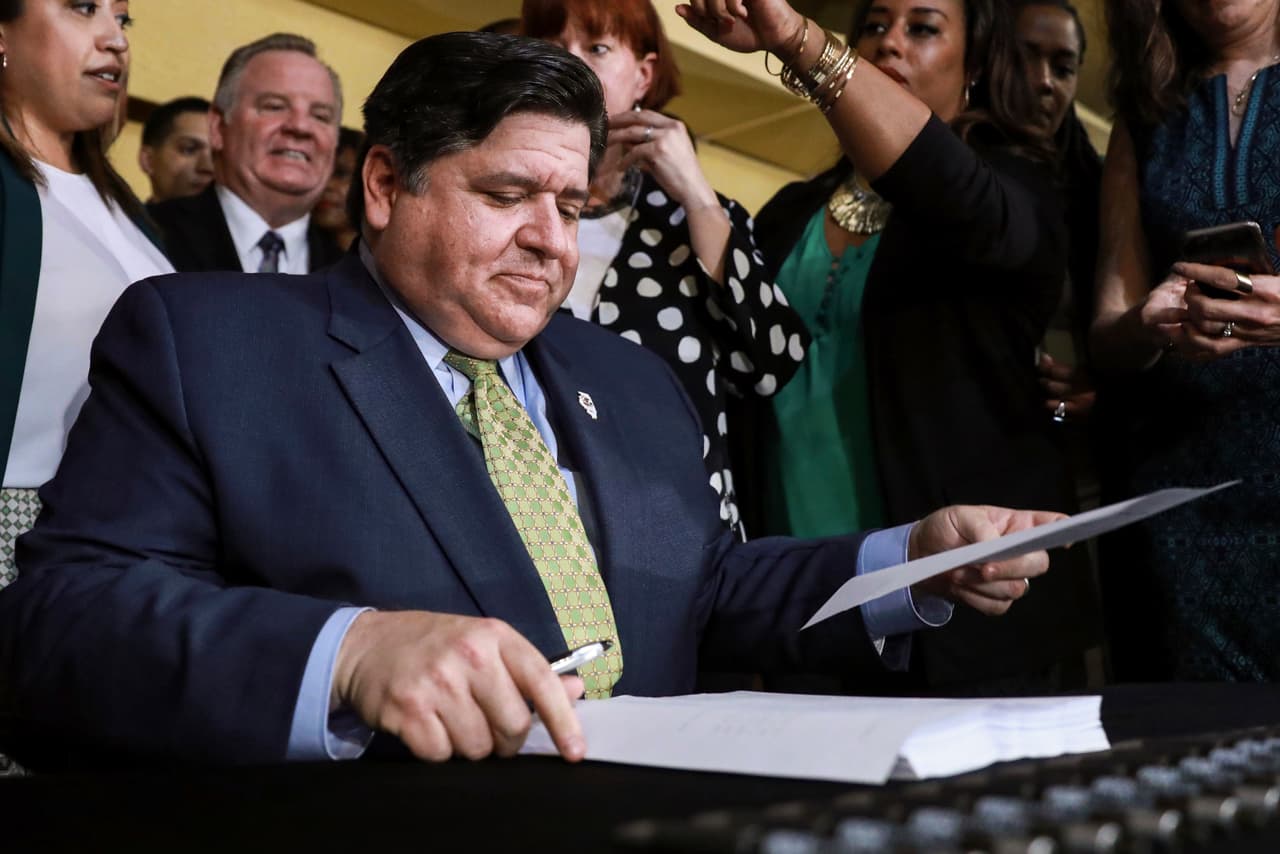 Pritzker firma proyecto de ley que finaliza la acumulación de solicitudes de Medicaid
