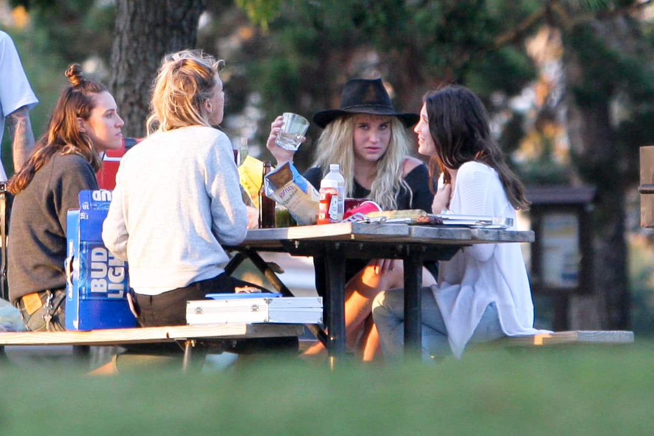 Kesha le dedicó unas miraditas de enojo a los fotógrafos.