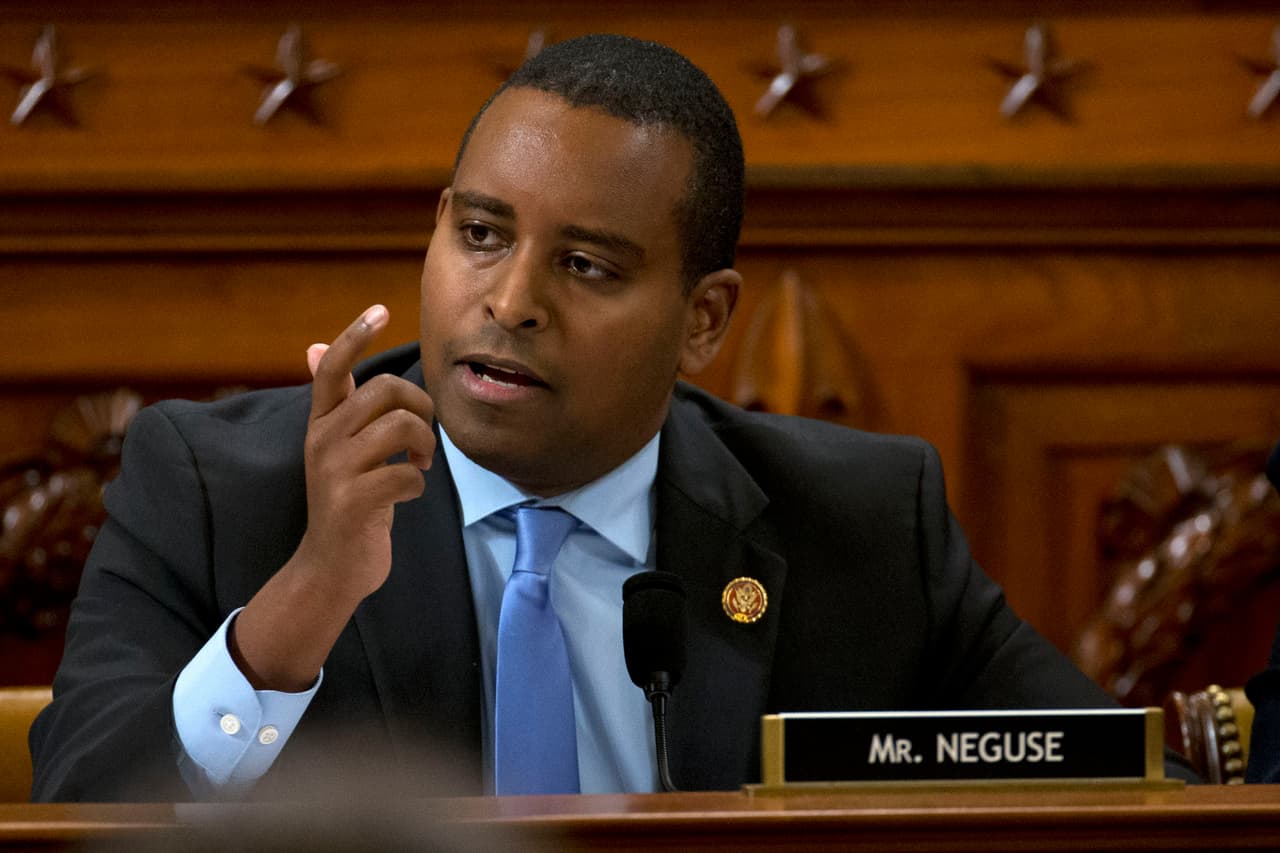 El 
<b>representante por Colorado Joe Neguse</b>, es una nueva figura en ascenso dentro del 
<a href="https://www.univision.com/temas/partido-democrata">Partido Demócrata</a> que a sus 36 años se ha convertido en 
<b>el administrador de un juicio político más joven de la historia</b>, según su oficina. Neguse es miembro del Comité Judicial.