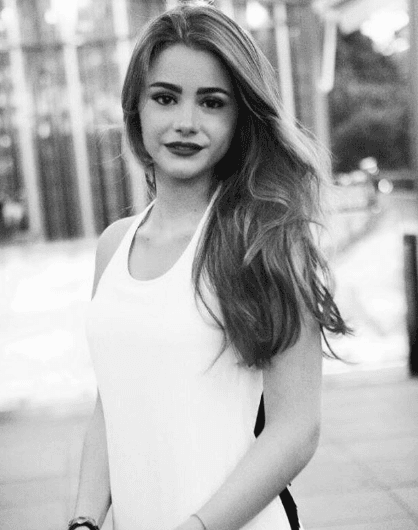 Su belleza es innegable y esperamos ansiosos que Vadhir muy pronto nos sorprenda al hacer publico su noviazgo con esta joven actriz.