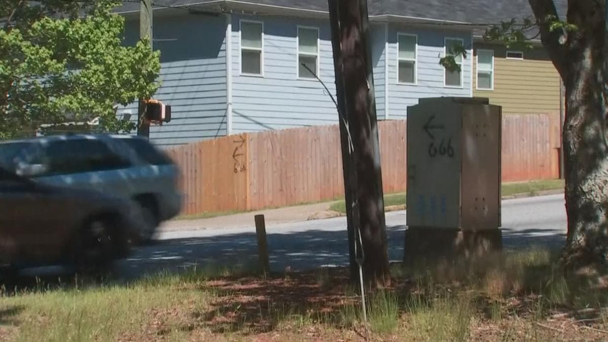 Además de la cercas, otros lugares también fueron manchados con la pintura.