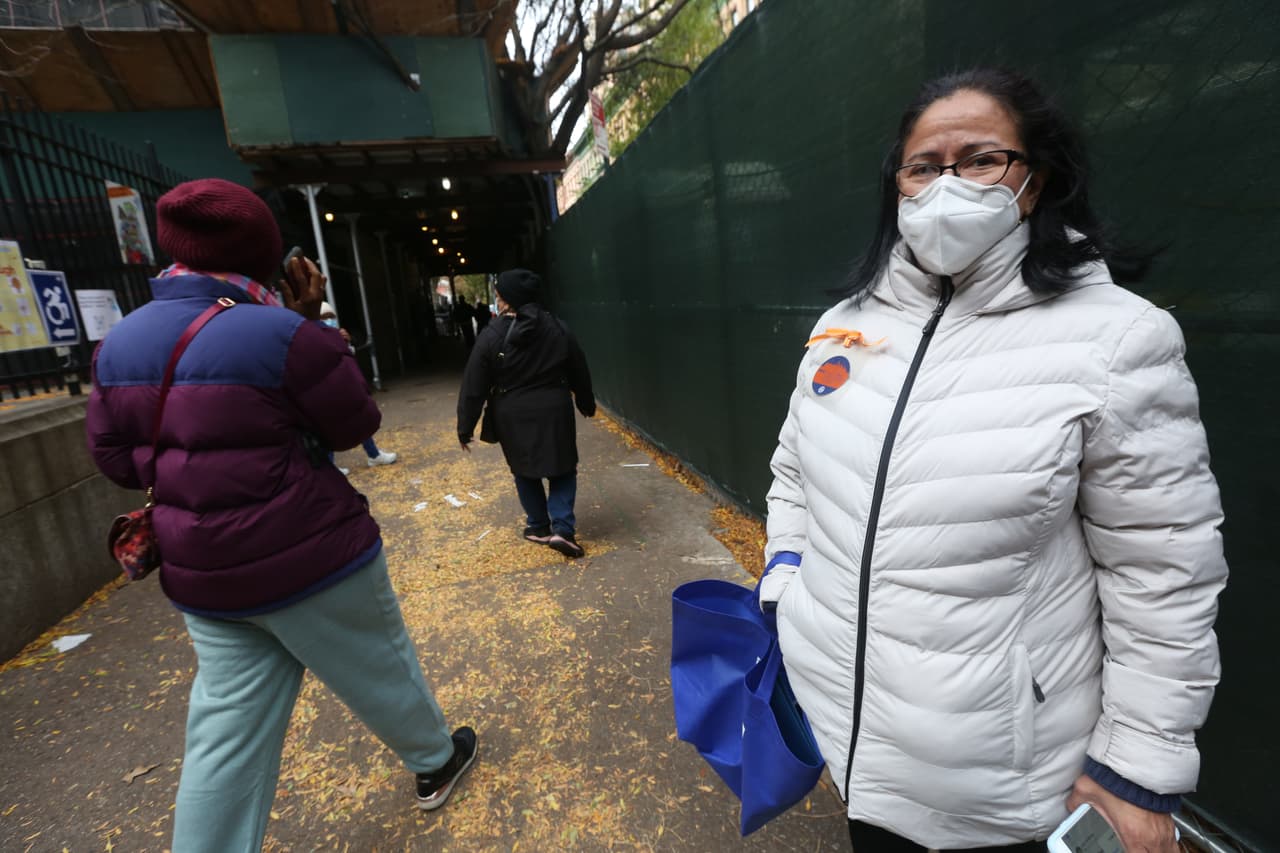 Observadora electoral bipartidista Lee Llambelis ayuda a votantes en la escuela PS 165 en la Calle 109 Oeste cerca del mediodía del 3 de noviembre. Voluntarios se congregan afuera de las escuelas para asistir a los votantes. Los votantes tienen hasta las 9 de la noche para ejercer su derecho al voto.
