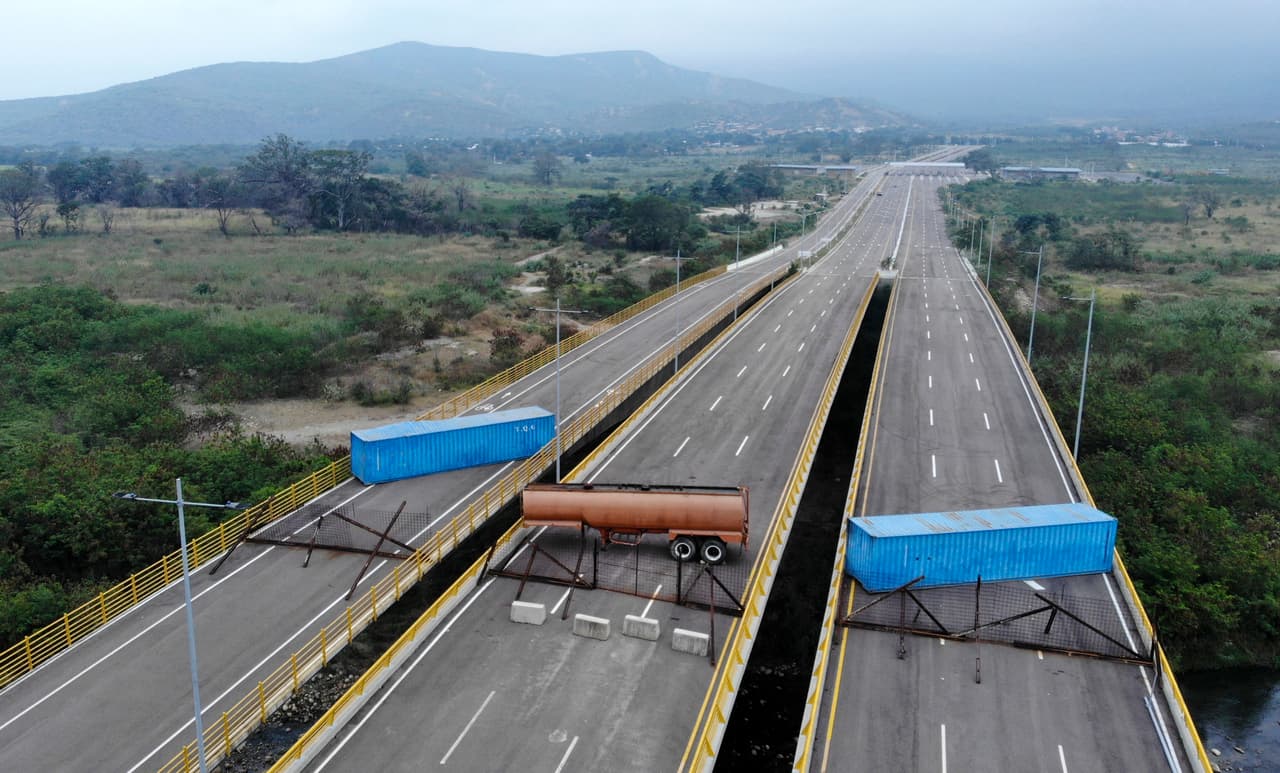 El ejército venezolano mantiene bloqueado el puente fronterizo de Tienditas, a unas 300 millas al oeste de Caracas, una moderna infraestructura sin estrenar que une a Venezuela con Colombia, según denunció este miércoles el diputado opositor Franklyn Duarte.