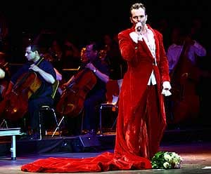 Esta no es la primera vez que el cantante español usa este tipo de atuendo. En el 2004, cuando Bosé cantó con una orquesta, apareció con una bata de tercipelo rojo que incluía una cola.