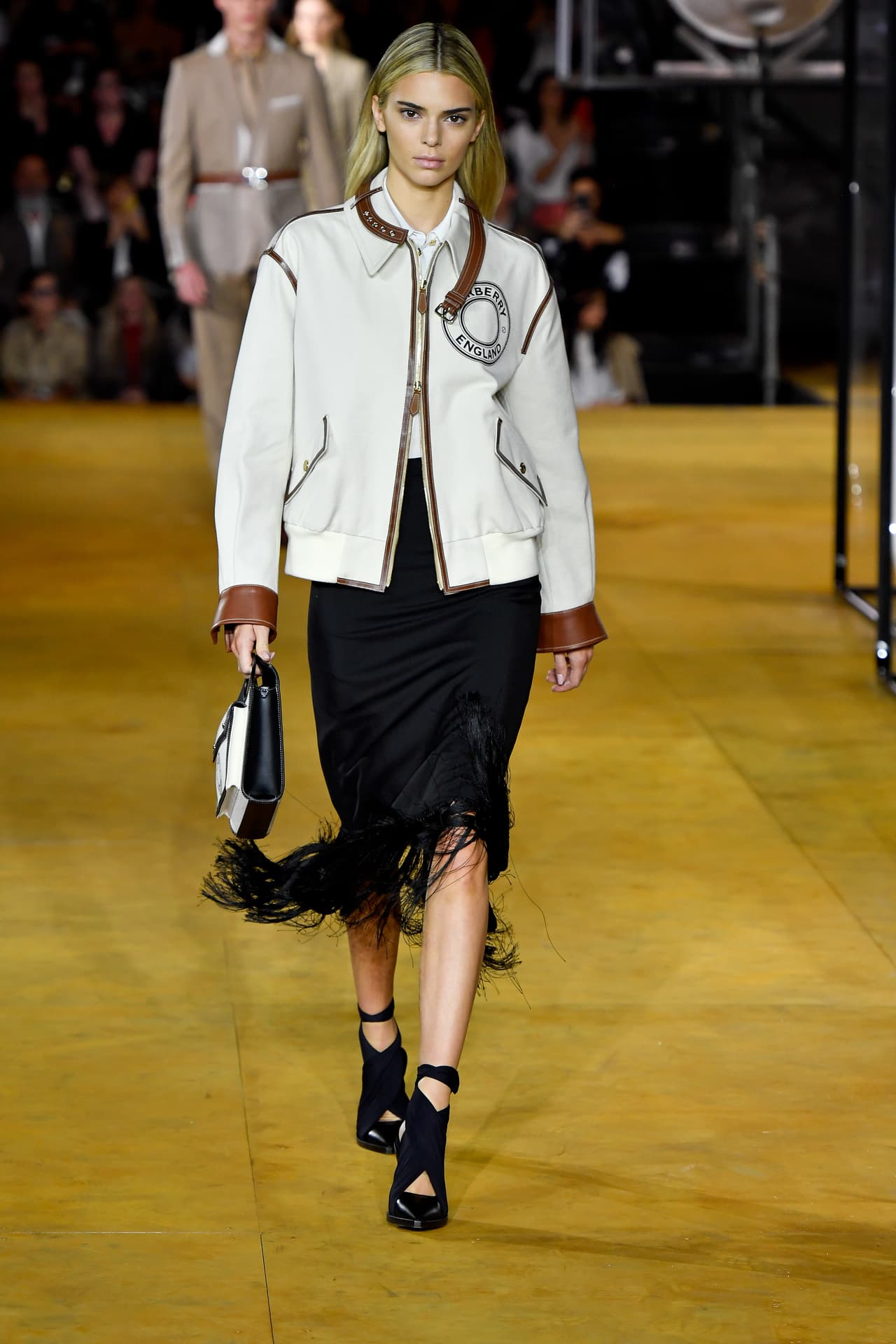 El pasado 16 de septiembre, la modelo 
<b>Kendall Jenner</b> sorprendió en Londres al lucir
<b><a href="https://www.univision.com/famosos/kendall-jenner-presenta-su-nuevo-cabello-rubio-en-pasarela-aunque-no-sabemos-si-es-permanente-video" target="_blank"> su cabellera rubia </a></b>mientras desfilaba en la pasarela de 'Burberry ready to wear spring/summer 2020' en el 
<b><a href="https://www.londonfashionweek.co.uk" target="_blank">London Fashion Week. </a></b>