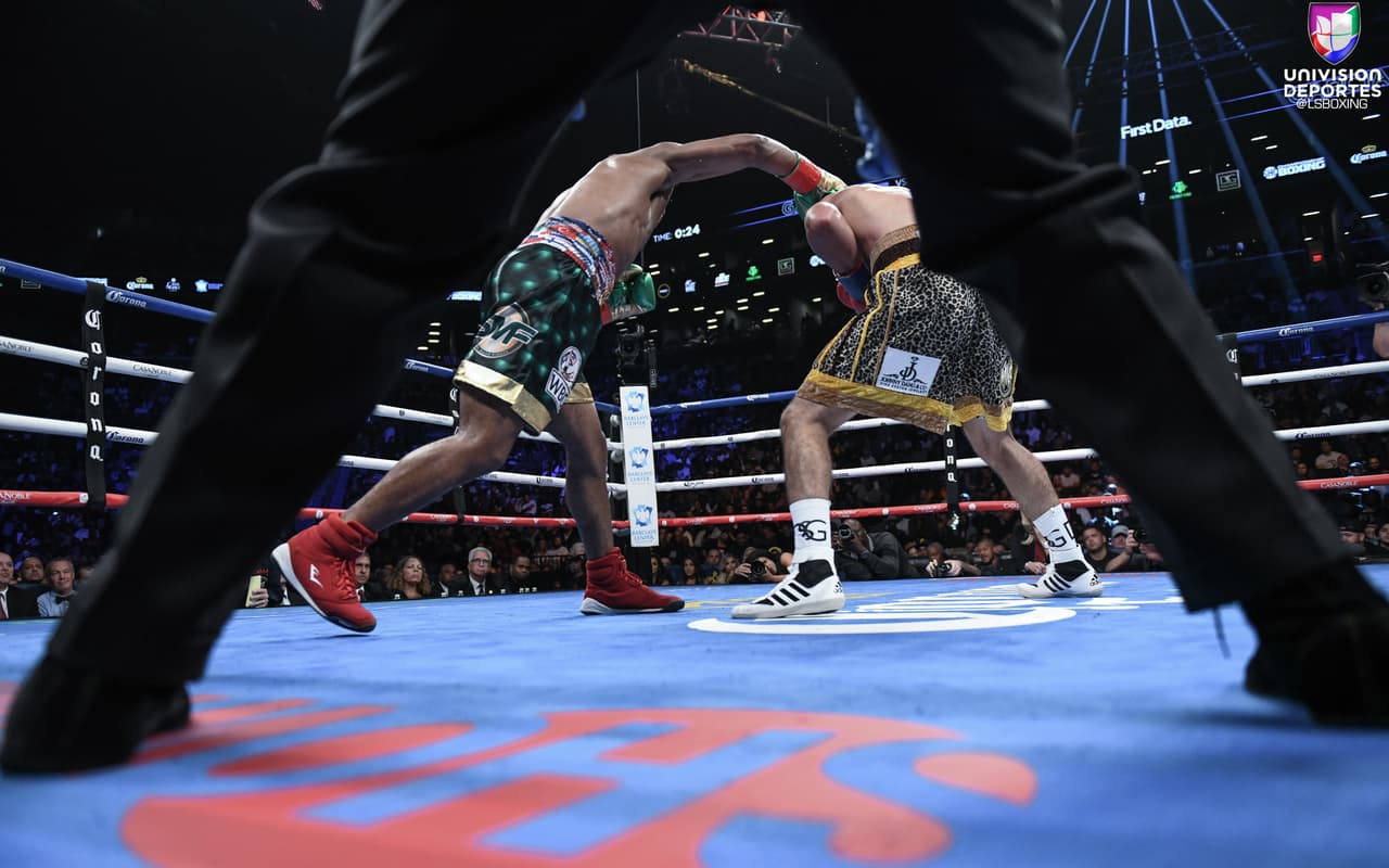 Shawn Porter se convirtió en el nuevo campeón wélter del CMB tras derrotar por decisión unánime (116-112, 115-113, 115-113) a Danny García en el Barclays Center de Nueva York. Porter impresionó por la gran presión que ejerció durante toda la pelea, incomodando al favorito García.