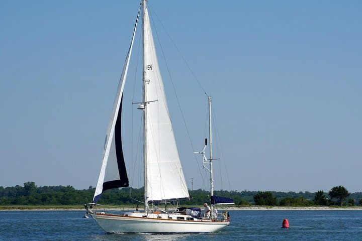 <a href="https://www.tripadvisor.com/AttractionProductReview-g49673-d19219421-Afternoon_Sail-Wilmington_North_Carolina.html"><b>Sal a navegar por la tarde, aunque no tengas bote</b></a>. Carolina del Norte cuenta con playas hermosas que te permiten acceso a muchas actividades, como navegar. Por ejemplo, podrías tomar un viaje en velero de 2 horas en un Sparkman y Stephens Sailing Yacht, para un viaje íntimo a través de las aguas de Wrightsville Beach. Este recorrido es una forma espectacular de ver los canales, las islas de barrera y la vida marina que rodea la playa de Wrightsville.