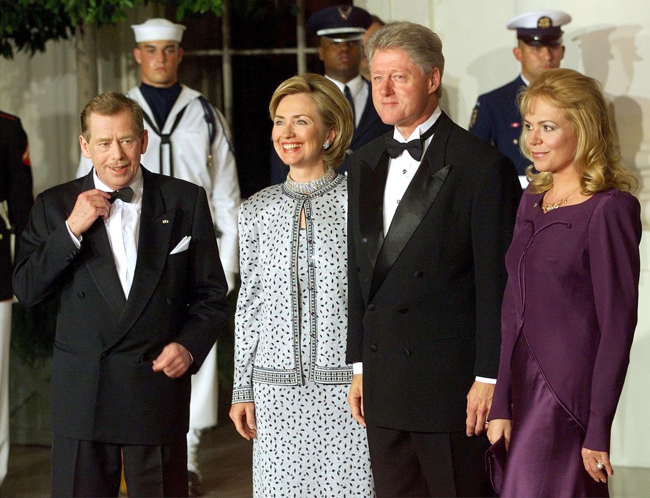 Con la llegada del 2001, no solo se acabaron los dos periodos de Bill y Hillary Clinton en la Casa Blanca sino que la década y el estilo de los 90 fue quedando atrás. El look de la primera dama en esta cena con el presidente Checo fue la evidencia de los aires más sofisticados, estructurados y brillantes que vendrían. STEPHEN JAFFE/AFP/Getty Images
