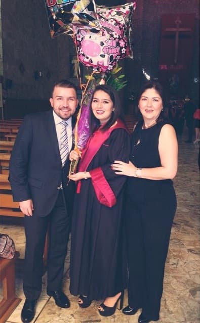 Aunque Poncho no comparte muchas fotografías con su hija mayor, siempre ha estado presente en los momentos más importantes, como su graduación.