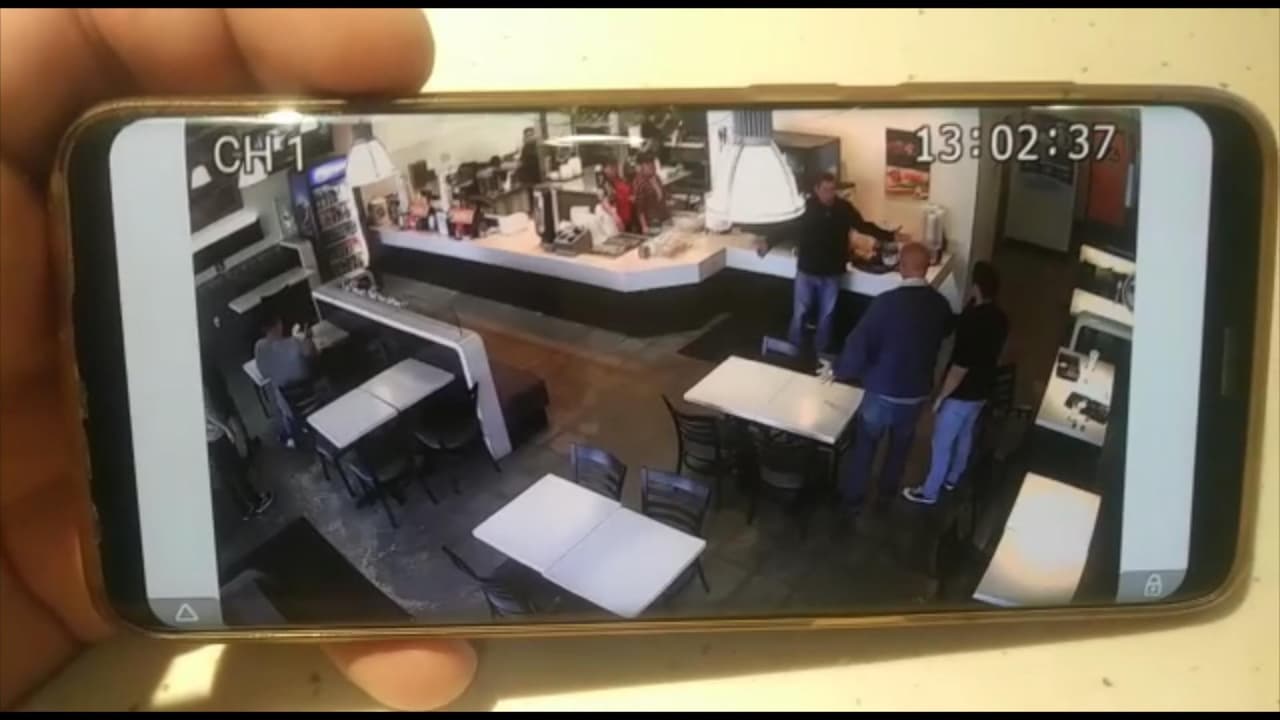 "Vete de aquí maldito mexicano": hispano es atacado por cliente en un restaurante en California