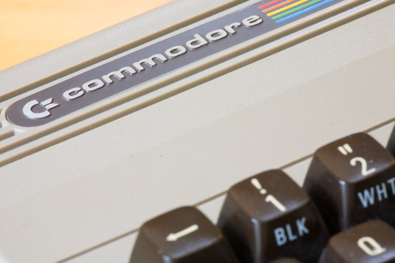 <b>La Commodore 64.</b> Es considerada la computadora personal más vendida de todos los tiempos. Luego de su lanzamiento en 1982 fueron vendidos más de 14 millones de estos aparatos a casi 600 dólares cada uno, superando a modelos similares de Apple o IBM. Con apenas 64 kilobytes de memoria RAM, eran una ventaja importante para la época pero que hoy en día es superada por cualquier teléfono inteligente. Esta computadora se impuso en los amantes de la tecnología en la década de 1980.