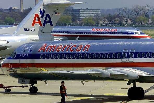 En 1936, American fue la primera aerolínea que usó el Douglas DC-3, el primer avión diseñado para cargar suficientes pasajeros -21- como para ser redituable sin necesidad de llevar carga o correo.