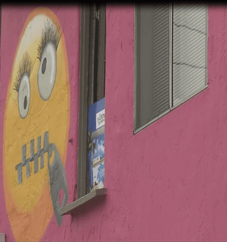 Una casa de dos unidades pintada de color rosa brillante con dos gigantes emojis en cada nivel se aprecia en el multimillonario vecindario de Manhattan Beach, solo cuadras de las orillas del Pacífico.
<br>