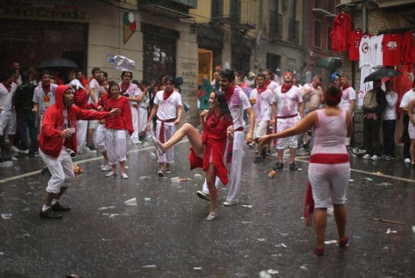 En punto del mediodía, decenas de miles de personas se agolpaban en las calles del centro histórico de la ciudad, en el norte de España.