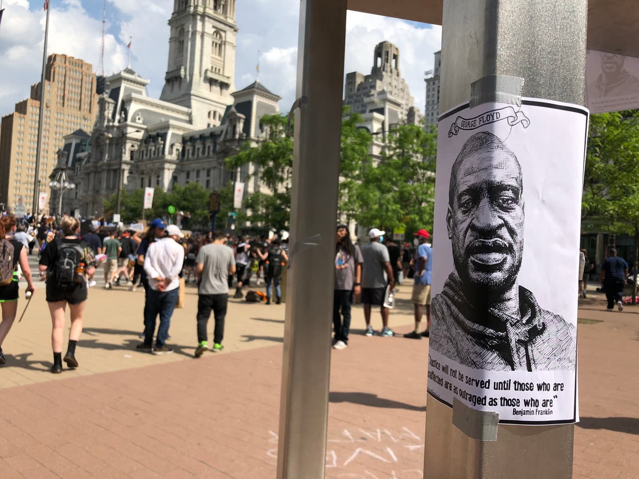 Algunas personas observaban desde Love Park, atentos y escuchaban los discursos que se presentaban frente al Ayuntamiento.