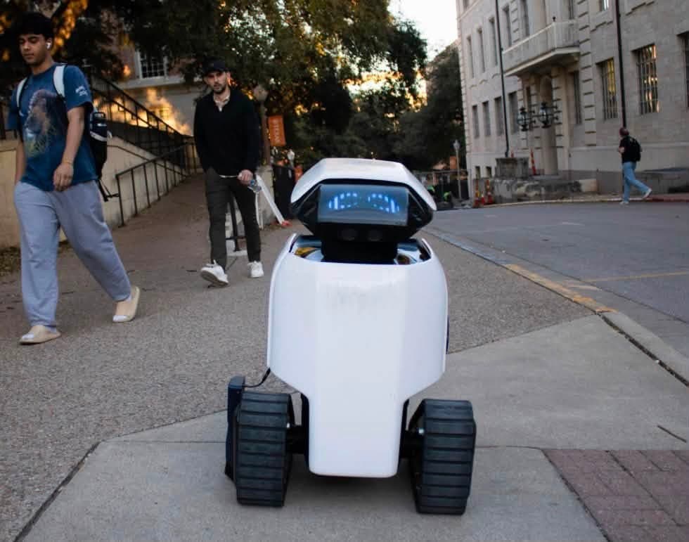 Un grupo de pequeños robots patrullará específicas áreas de Universal City, en el Condado Bexar, como parte del compromiso de la ciudad de ajustarse con la ley 
<b>Americans with Disabilities Act</b>, que busca asegurarse de que personas con alguna discapacidad tengan acceso a espacios públicos y áreas municipales.