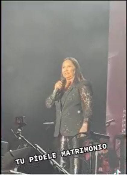 "De verdad 
<b>estoy casi a punto de pedirle matrimonio</b> para que me saque de trabajar. Te amo, gracias por venir", agregó la artista de 66 años, según se difundió en un video que fue colgado en redes sociales y que trascendió los titulares. 
<br>