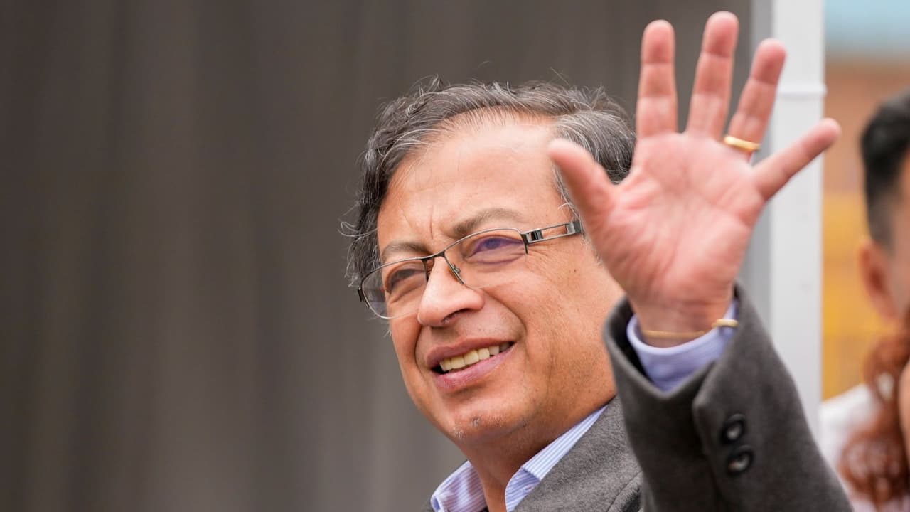 Los colombianos acudieron este domingo a las urnas para elegir a su nuevo presidente. Con el 99.70% de las mesas informadas, el candidato de izquierda Gustavo Petro obtiene el 50.49%, mientras que su contrincante, el populista independiente Rodolfo Hernández, de la Liga de Gobernantes Anticorrupción, alcanza el 47.25%, según el reporte de la Registraduría Nacional del Estado Civil. 
<b>Lee más de esta noticia en <a href="https://www.univision.com/noticias/america-latina/gustavo-petro-presidente-colombia">Univision. </a></b>