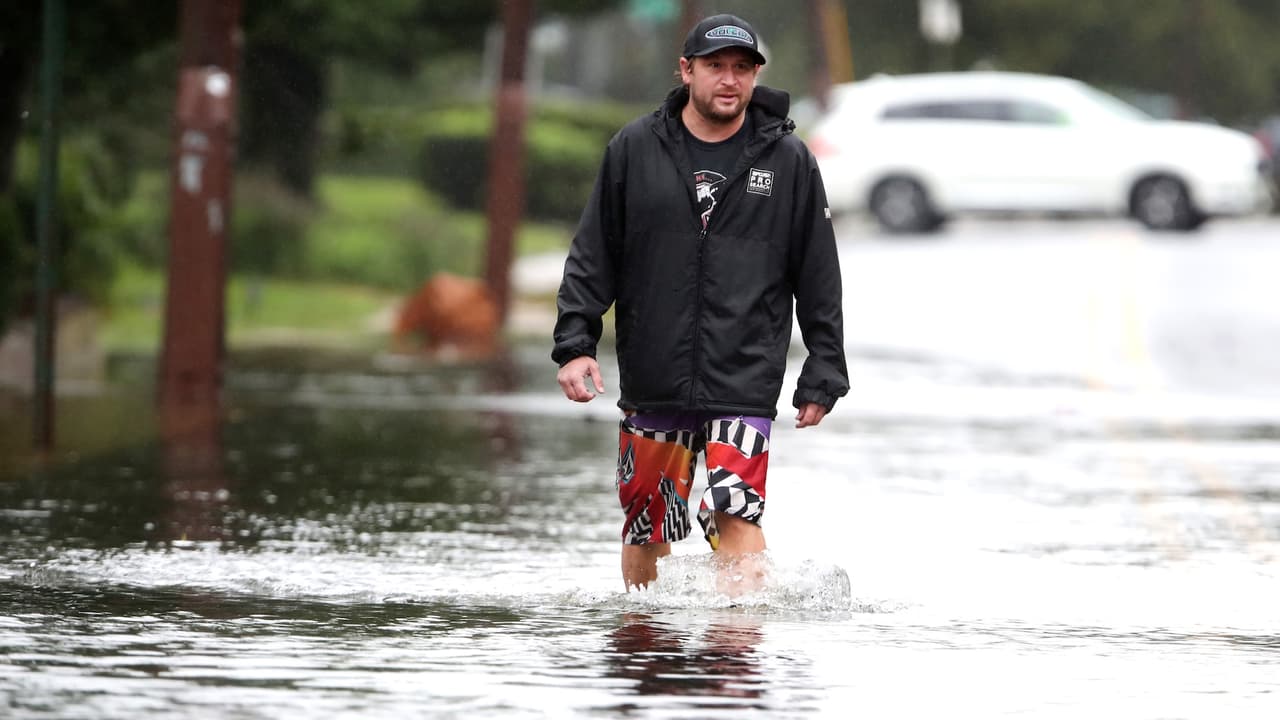 Varios caminos se han visto afectados. River Road, en Edgewater, registra inundaciones importantes, mientras hay indicios de agua en River Street, en Hackensack, cerca del viaducto ferroviario de la línea principal de NYSW.