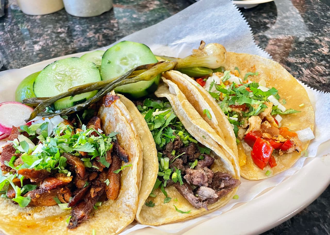 <b>Maravilloso Maravatío </b>|
<b> </b>Gage Park
<br>Taquería Maravatío
<br>2618 W 59th St. Chicago, IL 60629 
<br>(773) 434-6660
<br>
<a href="http://www.taqueria-maravatio.com/">taqueria-maravatio.com</a>
<br>Abierto todos los días, 9am-12am
<br>Tipo de pago: Efectivo y tarjeta
<br>
<br>Ubicada al borde de Gage Park, Taquería Maravatío ofrece una gran variedad de comida tradicional mexicana. Con dos áreas para sentarse, apenas ingresamos los atentos meseros nos llevaron al lado izquierdo del amplio espacio donde quedé asombrada: las paredes presentan un hermoso mural de lo que parece ser un patio colonial con jardines, fuentes y árboles. 
<br>
<br>Al sentarnos, nos sirvieron totopos y una salsa muy picante. A diferencia de otros lugares donde he comido tacos, los de Maravatío incluyen pepinos, limón—que recomiendo poner en la carne, una cebollita asada, rábanos y un jalapeño. Los tacos están hechos con dos tortillas de maíz, la carne de su preferencia, y si desea, cebolla y cilantro. 
<br>
<br>Entre mis opciones destacaron el taco de asada, cuya carne con tonos ahumados hizo maravillas en mi paladar. El taco al pastor estuvo muy bien sazonado, complementándose muy bien con lo agridulce de la piña. El taco de pollo viene con jitomates y pimientos picados que ayudan a realzar la sazón. En general, los tacos estuvieron sabrosos y las porciones abundantes. Sentado cerca de mi mesa, un cliente que había pedido tacos la lengua dijo a la mesera, "Están buenos y tienen buen sabor, todo bien". 
<br>
<br>De fácil acceso y con estacionamiento al otro lado de la calle, regresaré a Maravatío por más tacos. 
<br>
<b>—Evelyn Vega</b>
