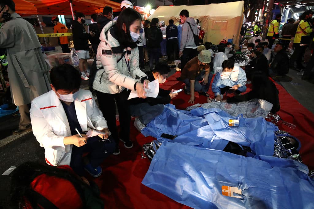 Más de 400 trabajadores de emergencias y 140 vehículos de socorro fueron desplegados en las calles para atender a las víctimas, informó la AP.