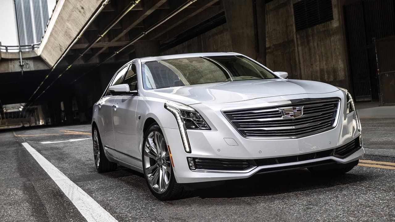 <h3 class="cms-H3-H3">5. Cadillac CT6</h3>
<br>El sedán grande de tracción trasera de Cadillac proporciona una excelente marcha y un manejo preciso y conemporaneo. Ofrece motores de 4, 6 y 8 cilindros, así como tracción integral con los motores más grandes. El interior es hermoso pero sacrifica algo de conveniencia en nombre de la belleza. El CT6 ofrece una versión híbrida recargable y el sistema de asistencia al manejo 'Super Cruise', que ofrece conducción 100% autónoma en autopistas.