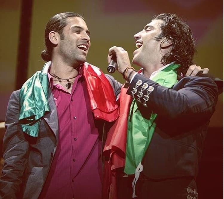 Es común ver al futbolista mexicano acompañando en algunas presentaciones a Alejandro Fernández, donde se ha animado hasta a cantar.