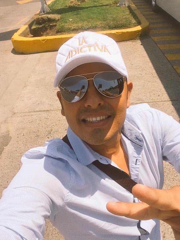 En 2003 Carlos argumentó un despido injustificado por parte de Banda El Recodo, esto durante la grabación del disco "Por ti".