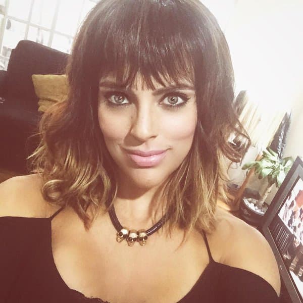 Pero ha traído el pelo corto y de color castaño.