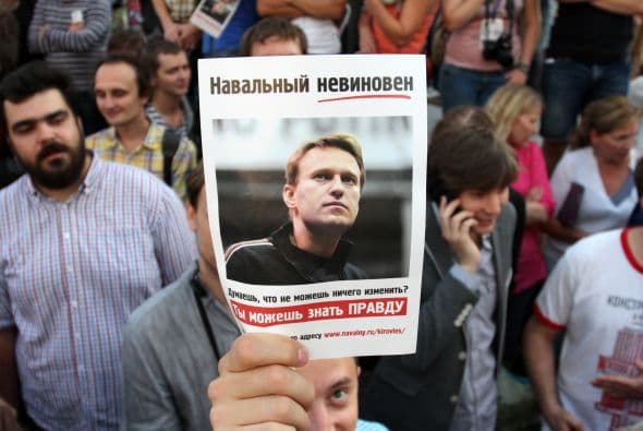 El alcalde en funciones de Moscú, Serguéi Sobianin, se pronunció a favor de que el dirigente opositor Alexéi Navalny se presente a las elecciones al Ayuntamiento de la capital rusa del próximo 8 de septiembre. Navalny decidió retirar su candidatura tras ser condenado la víspera a cinco años de cárcel en un caso de robo de madera y fraude, lo que de hecho le inhabilitaba para tomar parte en unas elecciones. Después de su arresto, condena y posteriores demostraciones en St. Petersburg y otras ciudades rusas, el bloguero fue puesto en libertad en forma inesperada. Al quedar en libertad hasta que se resuelva la apelación de la sentencia, el opositor podría concurrir teóricamente a los citados comicios. Tras abandonar la prisión preventiva de la ciudad de Kírov, unos 900 kilómetros al este de la capital, Navalny señaló que tomara una decisión cuando vuelva a casa. Mientras, el veterano opositor liberal, Borís Nemtsov, animó hoy a Navalny a postular su candidatura, "continuar hasta el final y ganar". "Estoy convencido de que si en las elecciones recibe más de un millón de votos, no se atreverán a encerrarlo. La garantía de inmunidad de Navalny depende directamente del apoyo popular", apuntó. Navalny, bloguero anticorrupción que sacó a la luz los trapos sucios del partido del Kremlin, era considerado hasta su condena ayer a cinco años de cárcel el dirigente opositor con mayor gancho electoral. Los analistas no creen en una posible victoria de Navalny en las elecciones a la alcaldía, pero consideran que su condena sí puede traerle réditos electorales. Uno de los organizadores en diciembre de 2011 de las mayores protestas antigubernamentales desde la caída de la Unión Soviética, Navalny fue el dirigente más votado cuando la oposición extraparlamentaria decidió crear un consejo coordinador.
