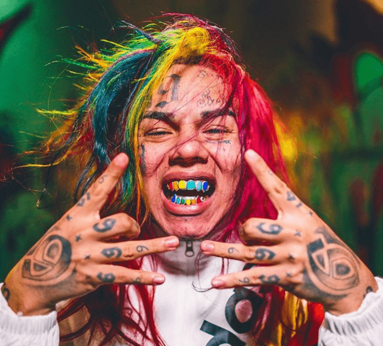 Pero cuando se trata de 'grillz' llamativos, es difícil superar al rapero anglosajón de origen mexicano y puertorriqueño conocido como '6ix9ine' o 'Tekashi69'.