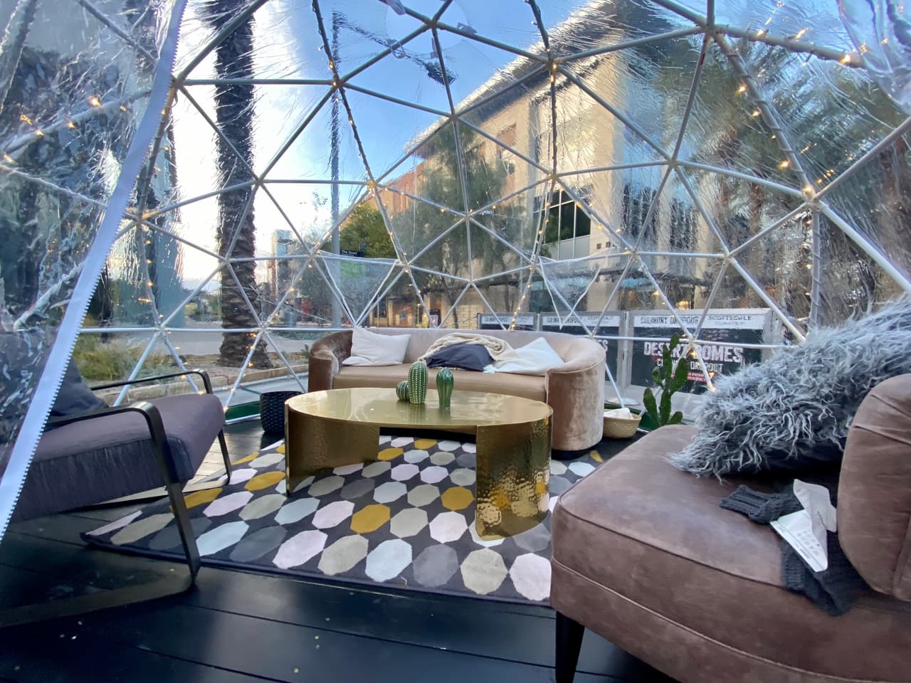 Quienes estén interesados en cenar dentro de las burbujas pueden hacer sus reservaciones llamando a Culinary Dropout al 480-653-9701. 
<br>