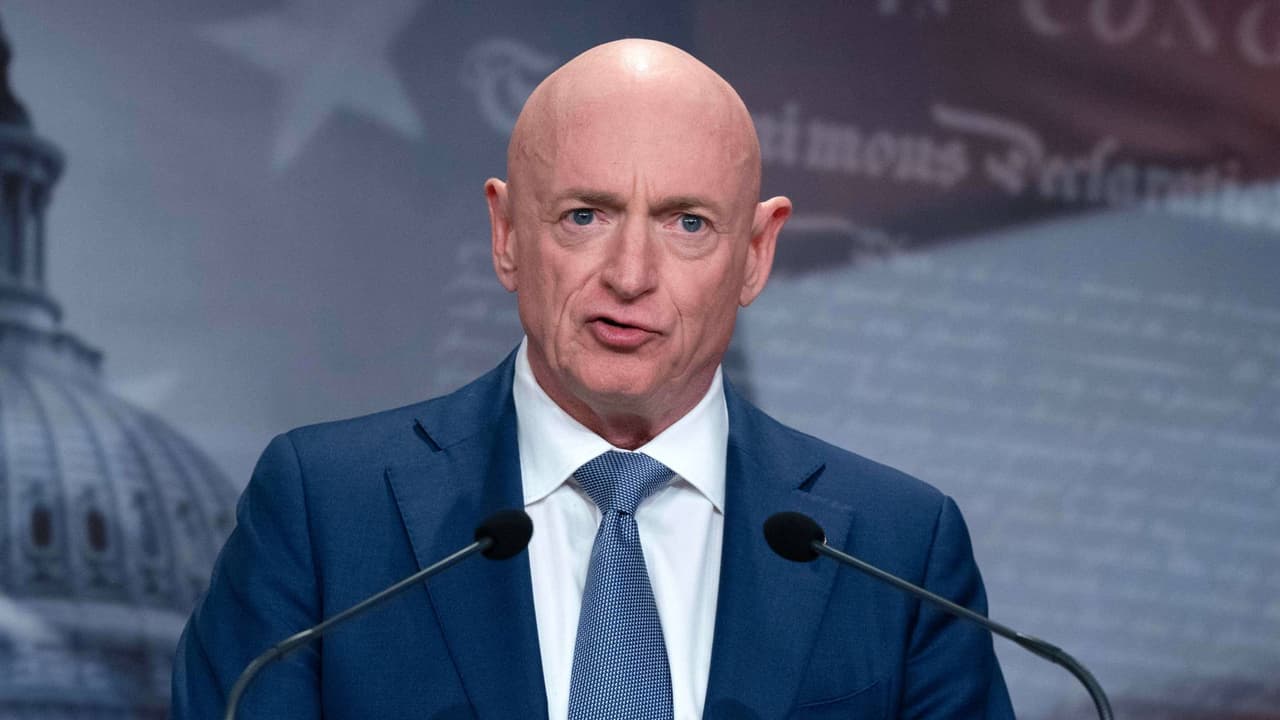 Juez impide por ahora que el Pentágono sancione al senador arizonense Mark Kelly por polémico video