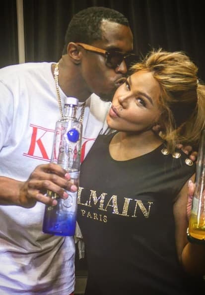 Se nota que le fascina trabajar y hasta consentir a algunas chicas que andan por ahí.