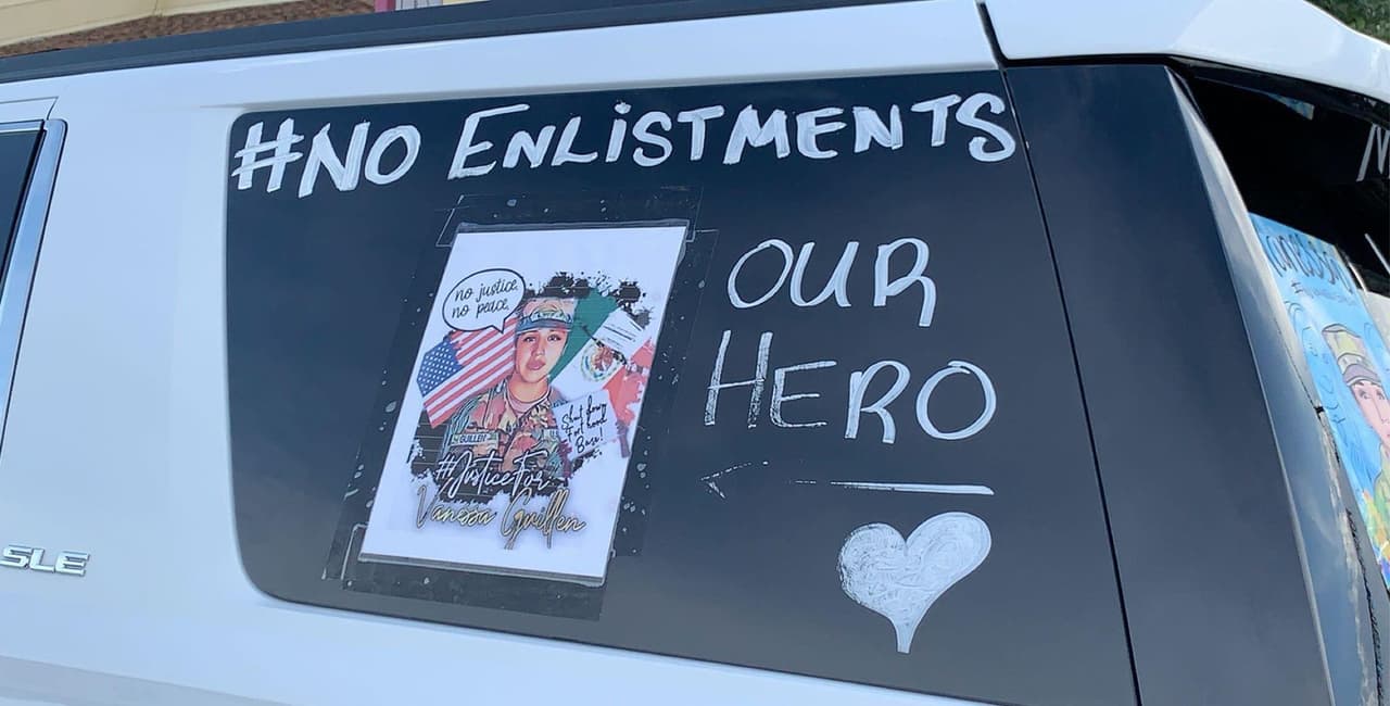 La caravana salió alrededor de las 10 am de Fort Worth hacia la base militar de Fort Hood.