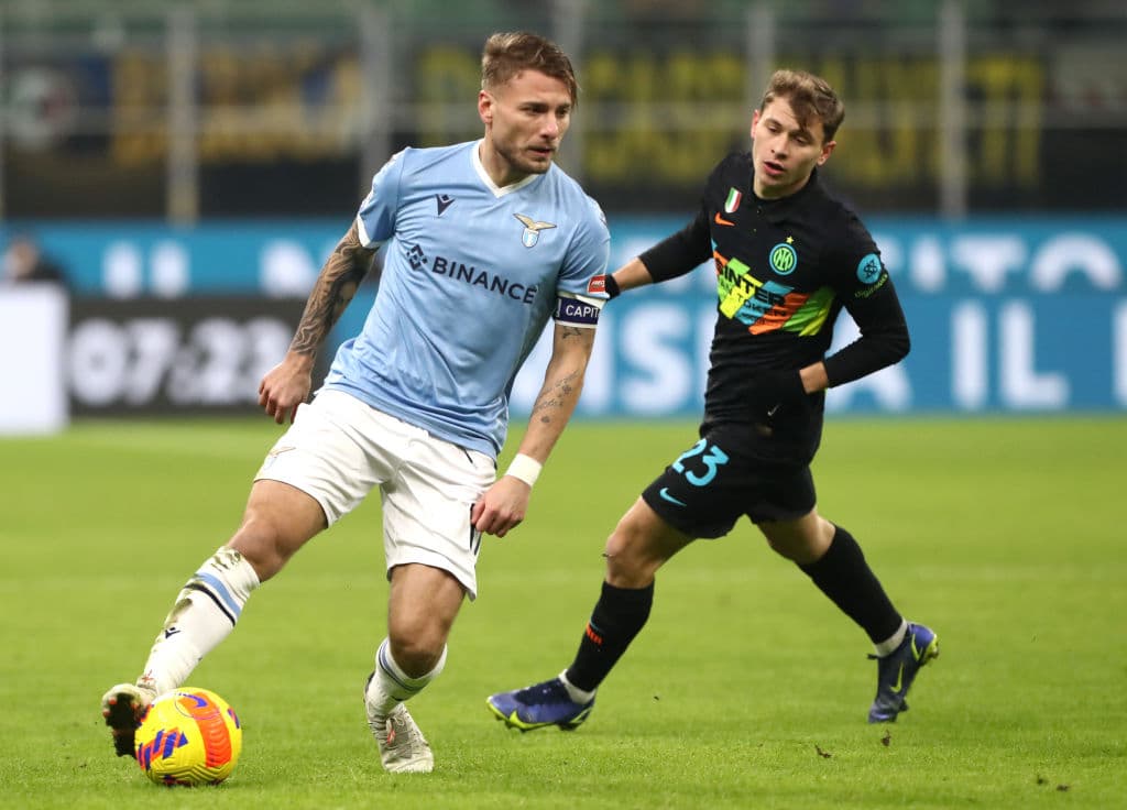 Inter se lleva la victoria sobre la Lazio con marcador 2-1 en la Serie A. Alessandro Bastoni y Milan Skriniar le dieron el triunfo a los 'nerazzurri', mientras que Ciro Immobile anotó el único gol para los celestes.