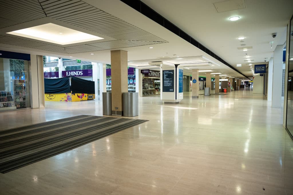 Unos novios quedaron encerrados en un centro comercial.