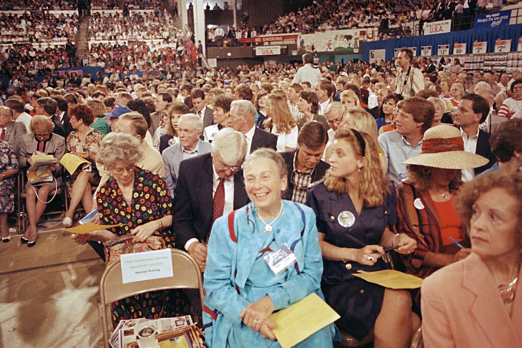 Helen Walton, viuda del fundador de Walmart Sam Walton, sonríe en la reunión de accionistas de Walmart de 1992 en Little Rock, Arkansas, el 5 de junio de 1992. La reunión se convirtió en un tributo de 15,000 personas al fundador Sam Walton, quien había muerto hace dos meses.