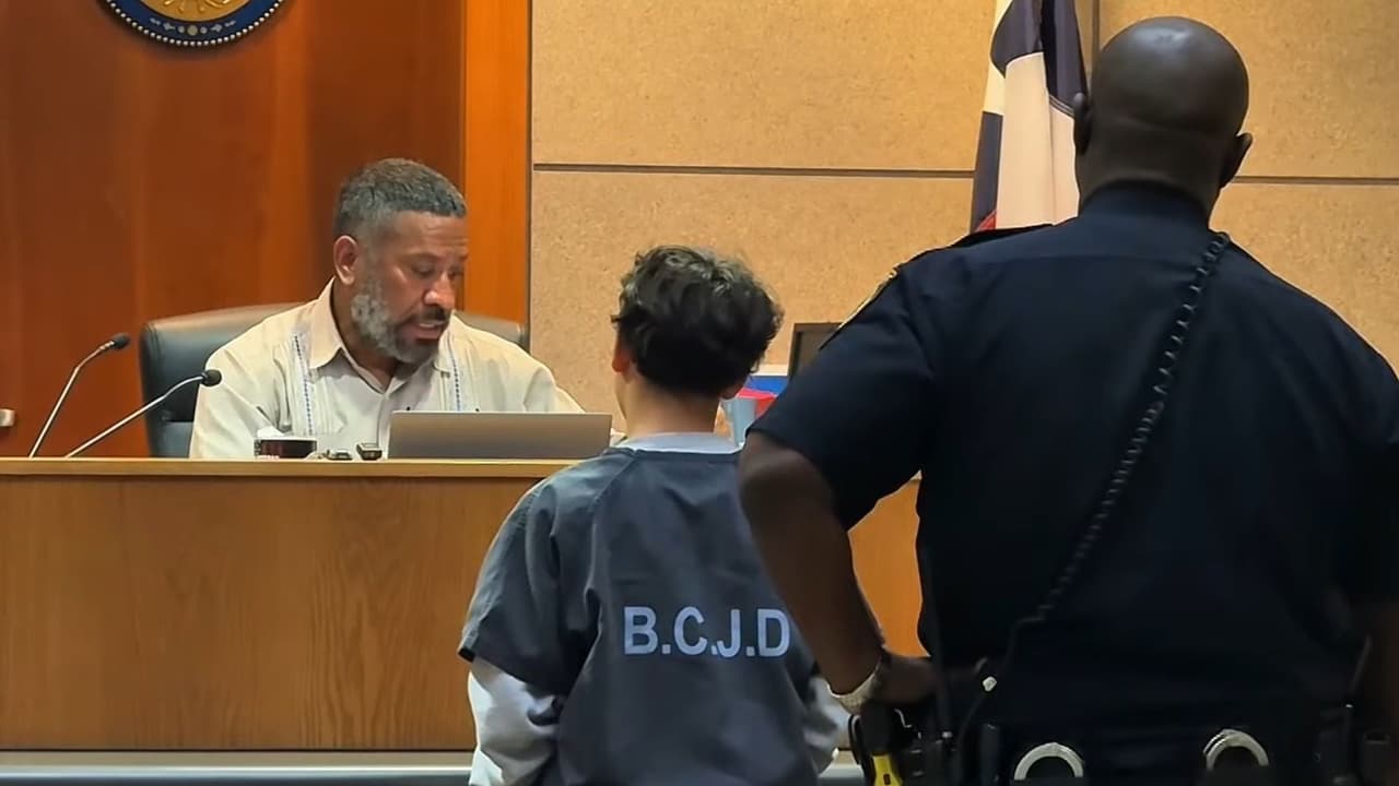 Menor que mató por accidente a su hermano enfrenta nuevo cargo; abuela pide que lo dejen detenido