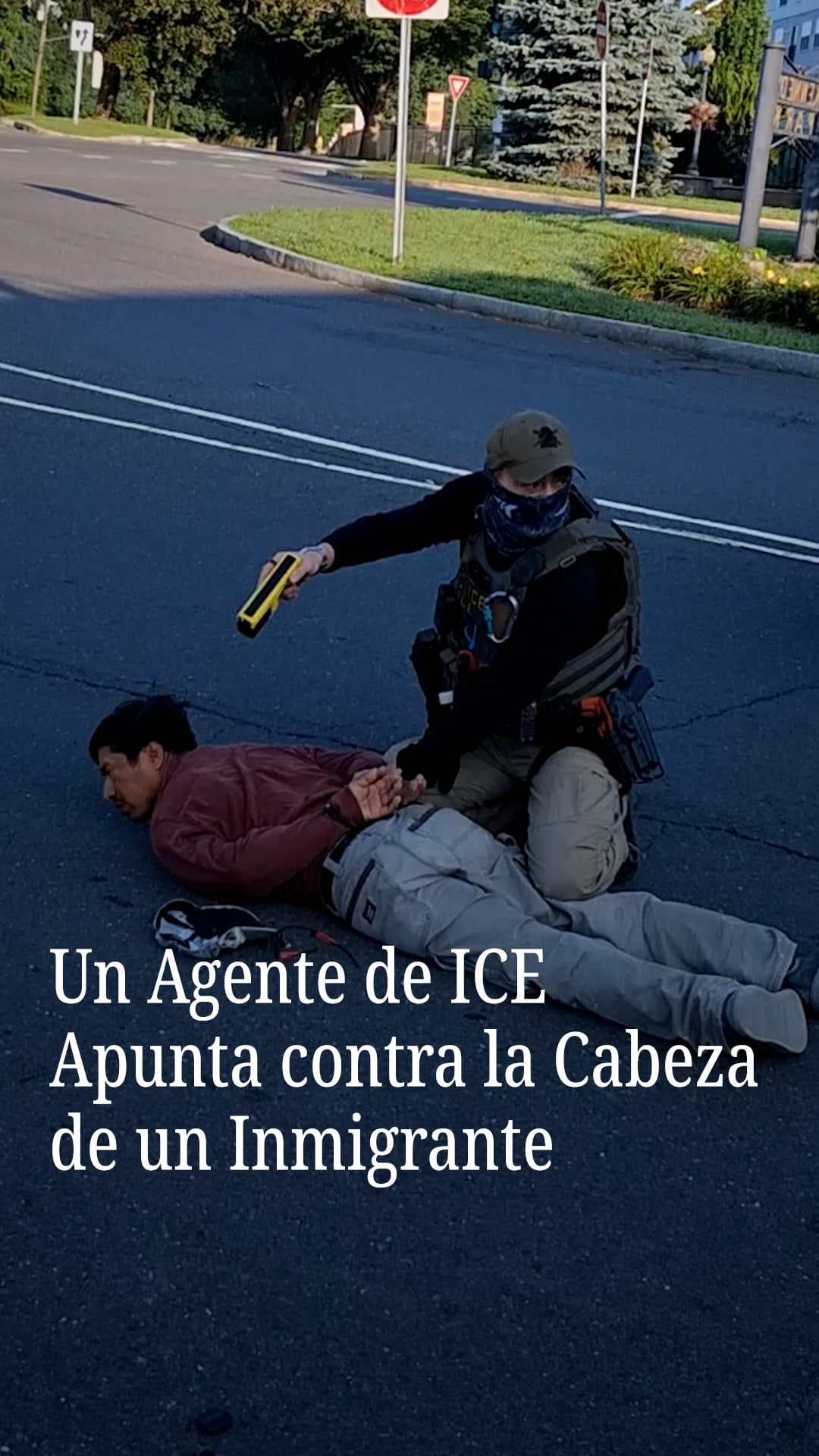 Un agente de ICE Apunta contra la Cabeza de un Inmigrante