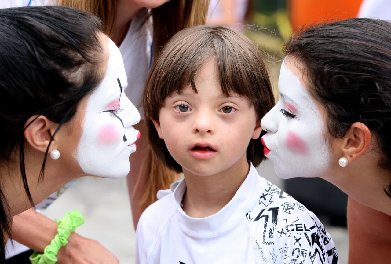 Fomentar su comunicación, permitiendo que el niño hable de cómo se siente y las cosas que le gustaría hacer durante el día.