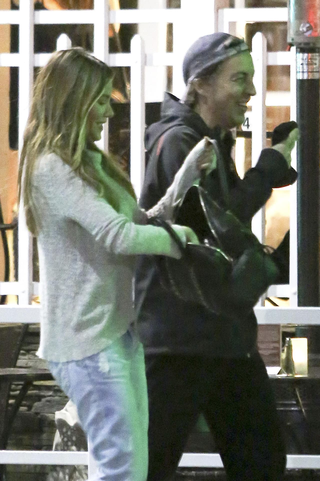 Caminó por las calles de Beverly Hills junto a su amigo.