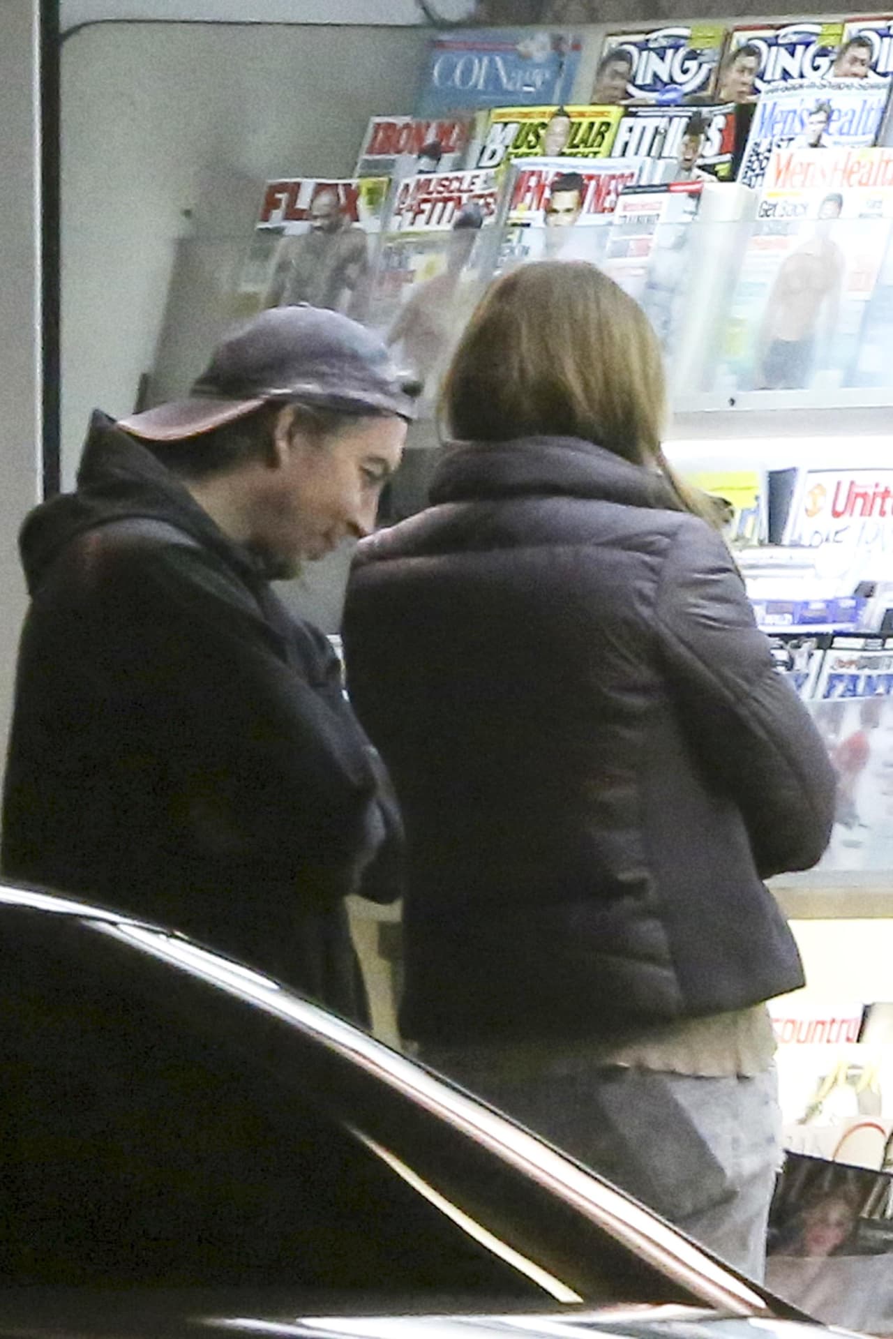 Miró junto a su amigo todas las portadas de revistas.