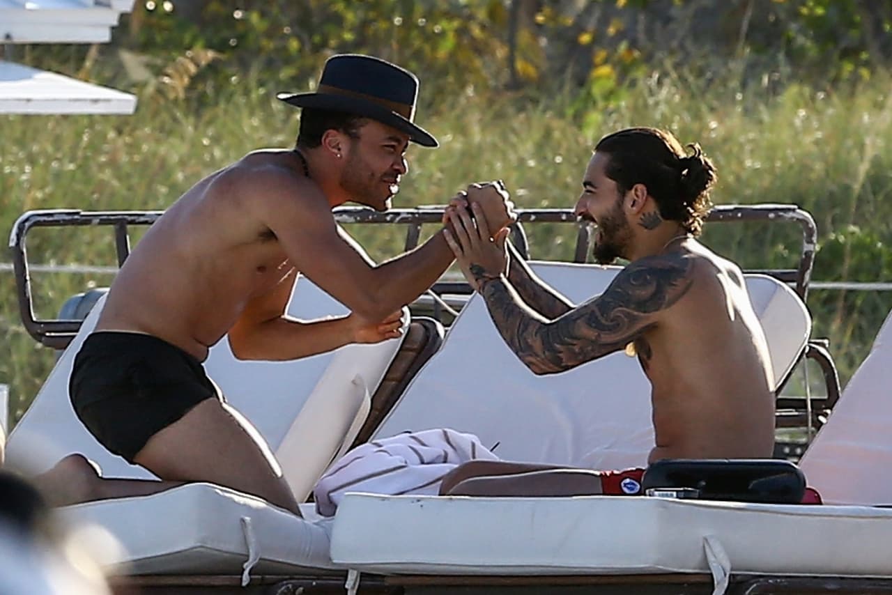 Prince Royce, de negro, se encuentra en plena promoción del tema 'El clavo', mientras que Maluma promueve 'El préstamo'.