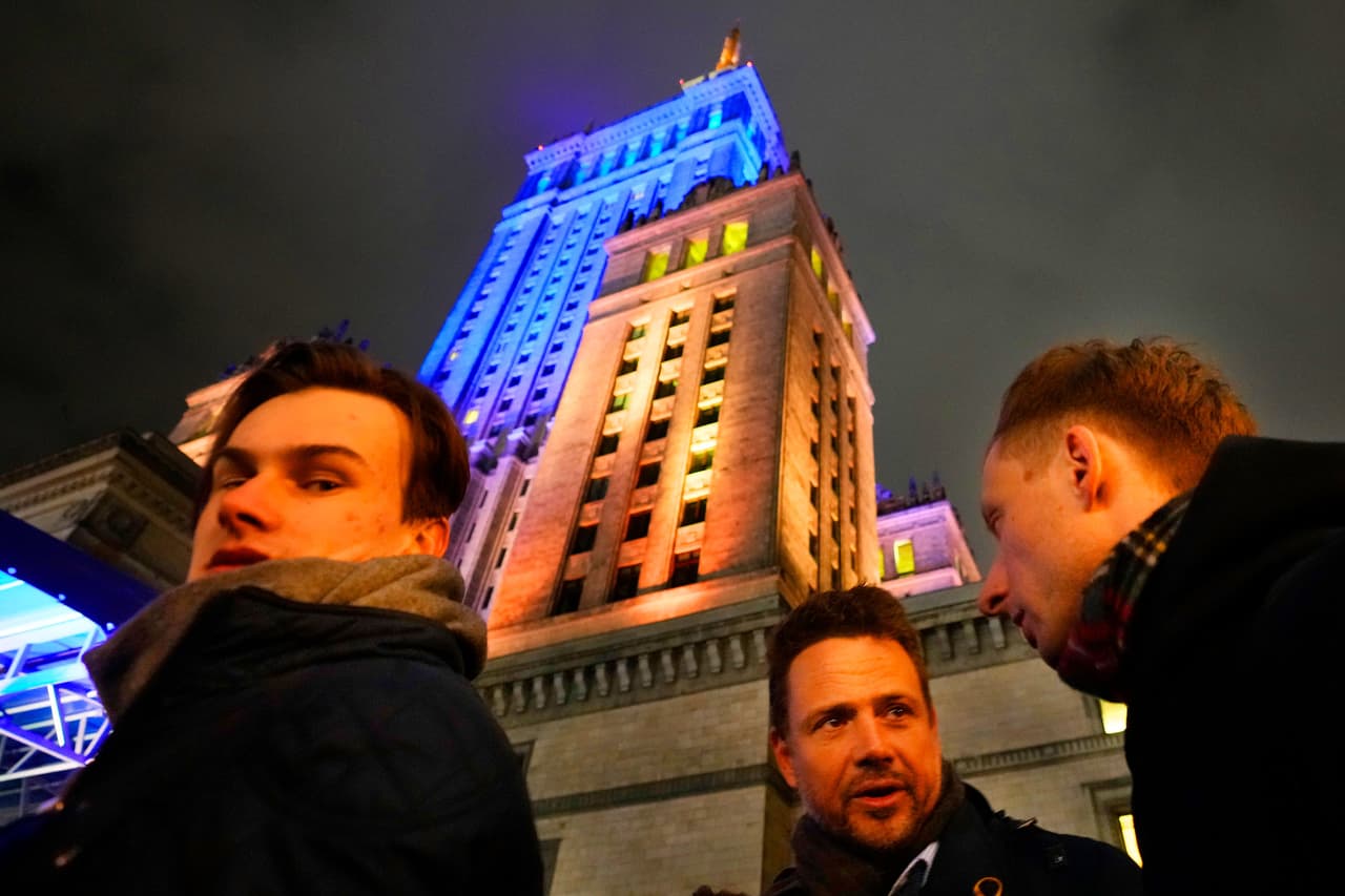 El Palacio de la Cultura y la Ciencia, en el centro de Varsovia, Polonia, iluminado con los colores azul y amarillo.