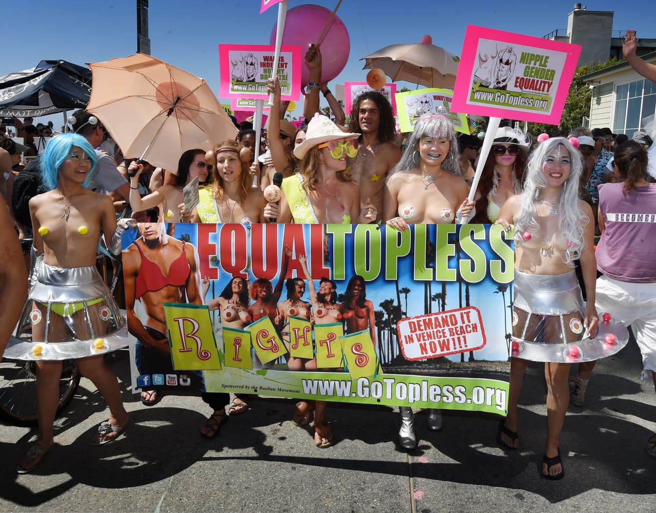 Una protesta 'topless' reclama la igualdad de género en Venice Beach