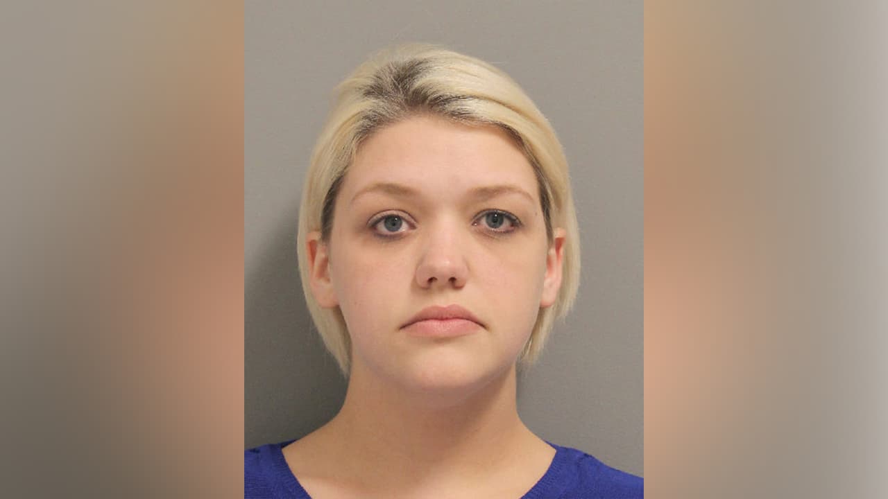 Kelsie Rochelle Koepke, de 25 años, está acusada de enviar fotos y videos desnuda a un estudiante de la preparatoria Paetow de Katy ISD.