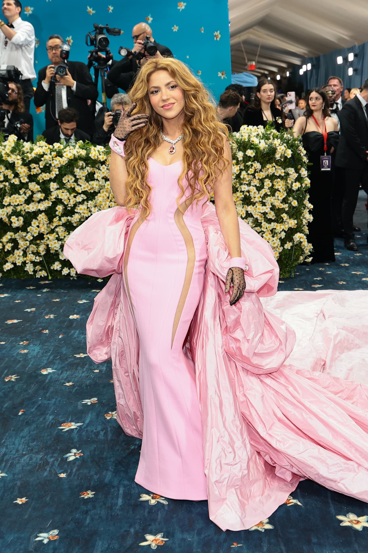 Shakira se presentó por segunda ocasión en una Met Gala con un imponente vestido en tono rosa con una capa cuya cola acaparó las miradas.