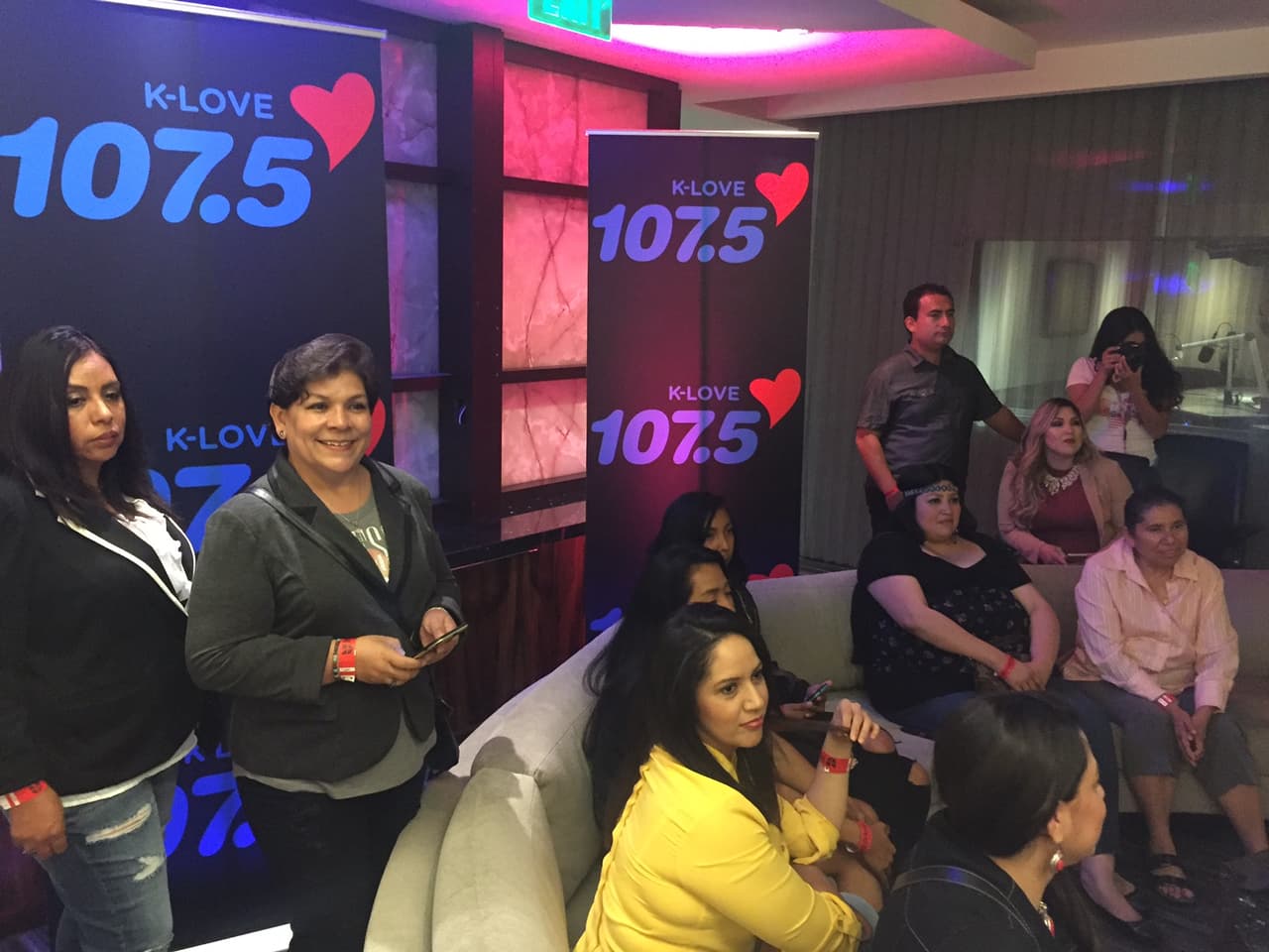 Mientras tanto, el público esperaba ansioso ver al dueto mexicano.